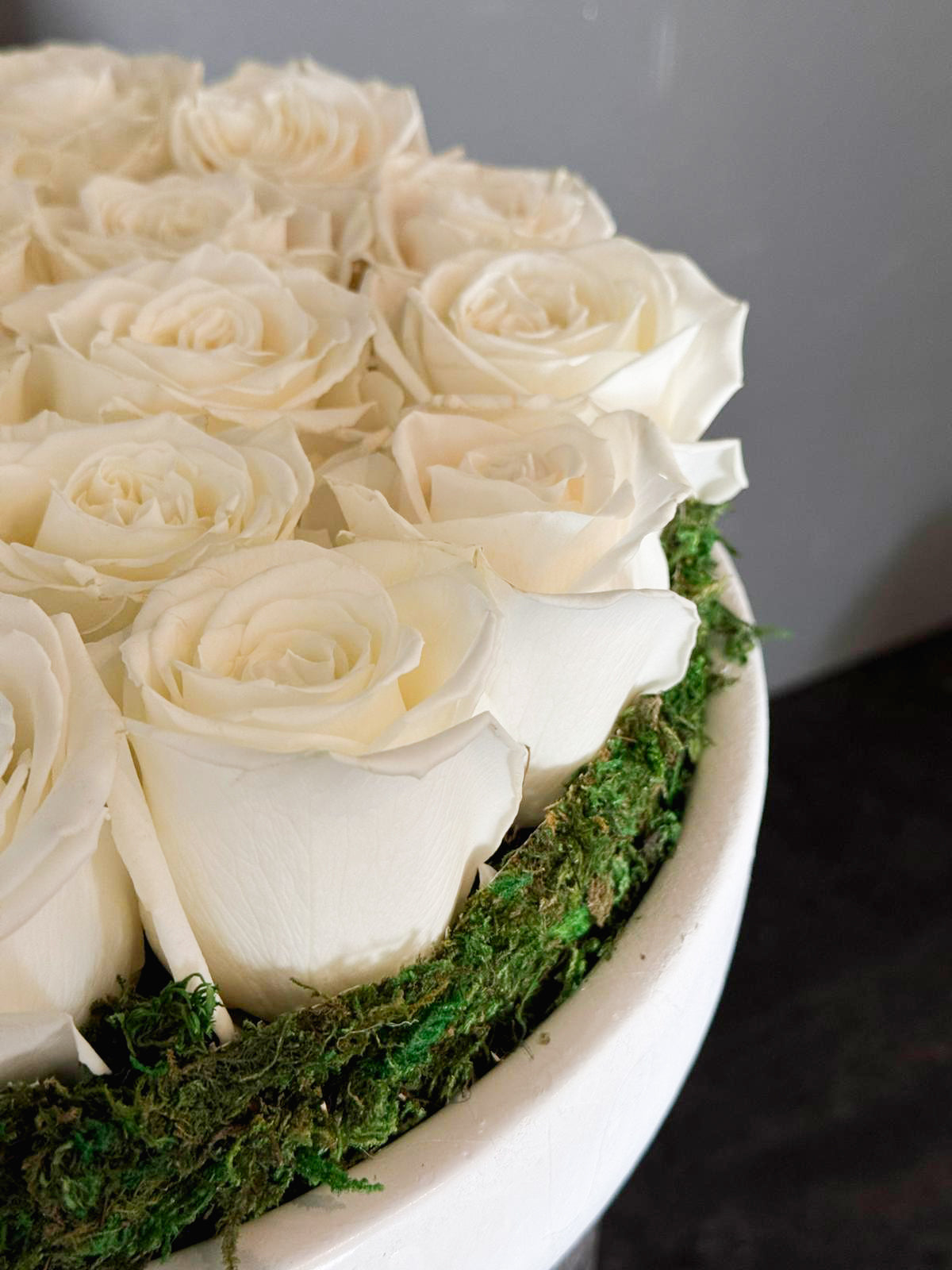 25 White Tiber Roses With Preserved Moss Flower Arrangement